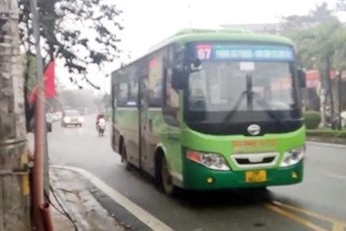 Va chạm nhẹ rồi xông lên tung chưởng với tài xế xe buýt
