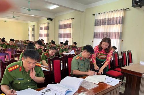 Ngôn ngữ là 'cánh cửa' để Công an gắn kết hơn với đồng bào miền núi