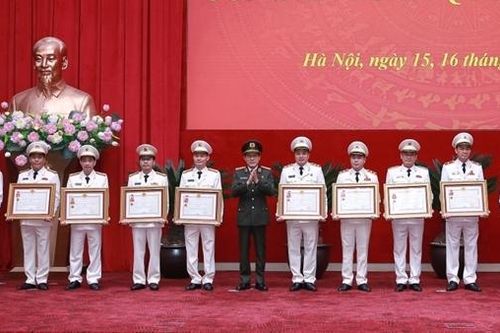 Trao tặng Huân chương, danh hiệu 'Chiến sĩ thi đua toàn quốc', Cờ thi đua của Chính phủ và Bộ Công an