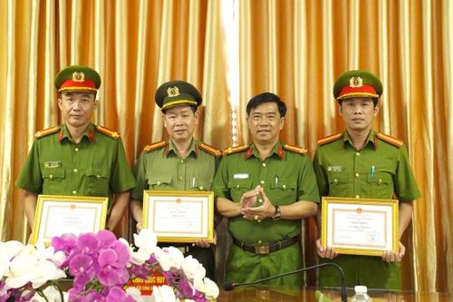 Khen thưởng tập thể, cá nhân có thành tích xuất sắc trong đấu tranh tội phạm ma túy