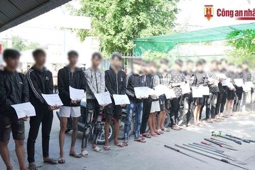 Ngăn chặn 21 'trẻ trâu' mang 'hàng nóng' gây rối trật tự công cộng