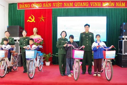Trao quà hỗ trợ phụ nữ và học sinh khó khăn xã Lý Quốc