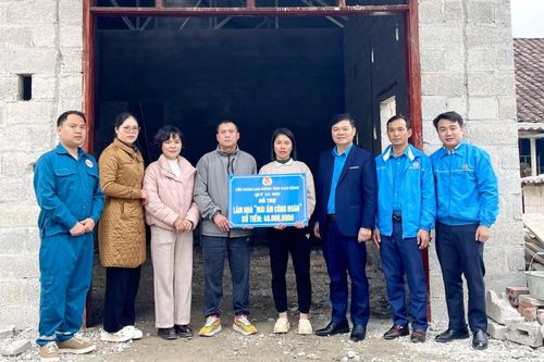 Trao kinh phí hỗ trợ 'Mái ấm công đoàn' cho đoàn viên có hoàn cảnh khó khăn