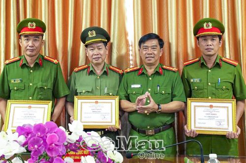 Khen thưởng tập thể, cá nhân xuất sắc trong đấu tranh, triệt xóa tội phạm ma túy