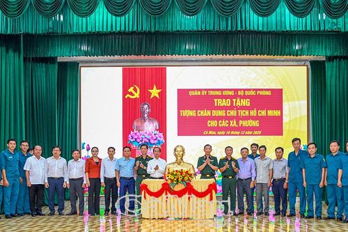Trao tặng Tượng chân dung Chủ tịch Hồ Chí Minh cho các xã, phường