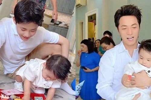 Quý tử thứ 3 của Đăng Khôi vừa cầm bút, vừa cầm mic trong tiệc thôi nôi, được cả nhà mong thành Giáo sư