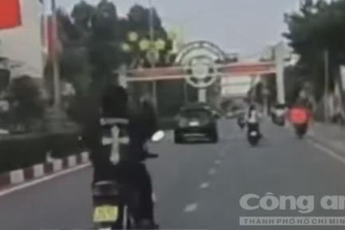 Buông 2 tay khi lái xe để... chỉnh áo, nam thanh niên bị tịch thu xe, phụ huynh bị phạt 10 triệu đồng