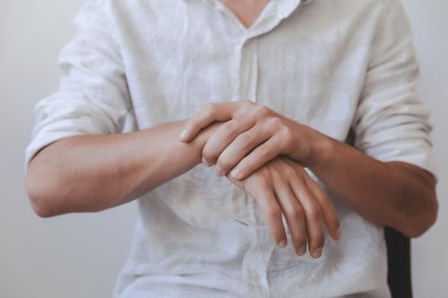 Tê tay tưởng là chuyện nhỏ nhưng lại là dấu hiệu của bệnh khó chữa
