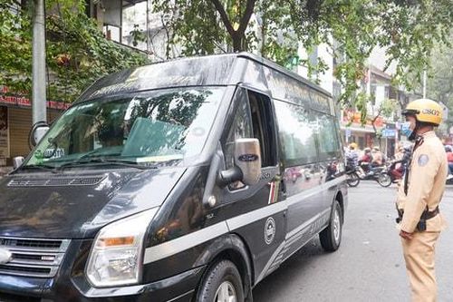 Cấm ô tô trên 16 chỗ hoạt động giờ cao điểm tại khu phố cổ: Hiệu quả nhưng cần giải pháp bền vững hơn