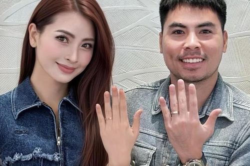 Fan thích thú cách cầu thủ Đức Huy ngỏ lời 'về chung nhà' với MC Huyền Trang