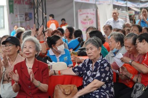Tin vui mới cho nhóm người cao tuổi TPHCM, sẽ nhận quà tặng đặc biệt mức cao nhất đến 2.400.000 đồng từ tháng 1/2026