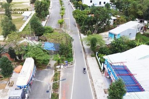 Cận cảnh con đường độc lạ, bị 'bẻ cong' vì một… ngôi nhà