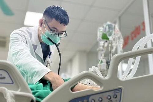 Bệnh nhân cúm suy hô hấp nhanh, phổi trắng xóa 2 bên