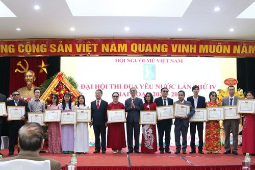 Để người mù vươn lên tiến bộ, hòa nhập và khẳng định mình