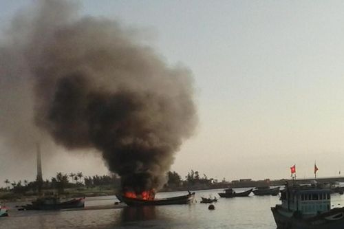 Đà Nẵng: Tàu câu mực cháy trên biển, 53 thuyền viên được cứu vớt an toàn