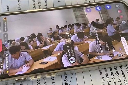 Tranh cãi giáo viên livestream, 'locket' ảnh học sinh lên mạng