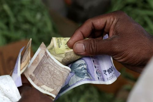 Đồng rupee mất giá kỷ lục