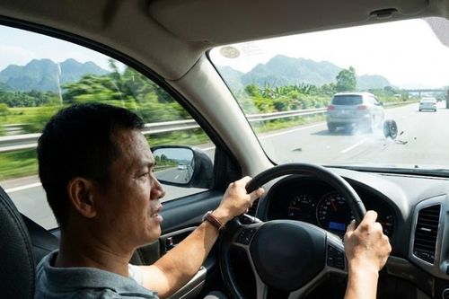 Xe nổ lốp trên cao tốc: Làm gì để không bị lật?