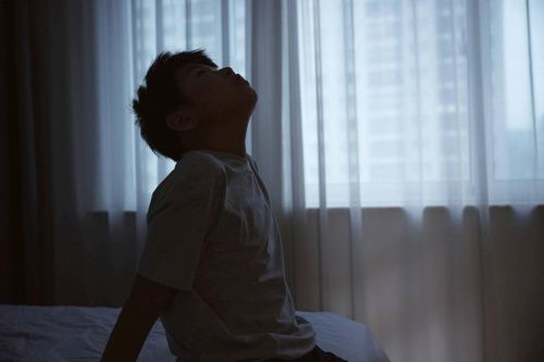 Không muốn nuôi dạy một đứa trẻ yếu đuối, tự ti, cha mẹ cần HẠN CHẾ làm 3 điều này