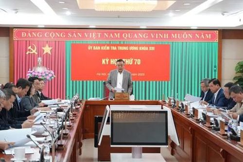Ủy ban Kiểm tra Trung ương kỷ luật Cảnh cáo 2 cán bộ