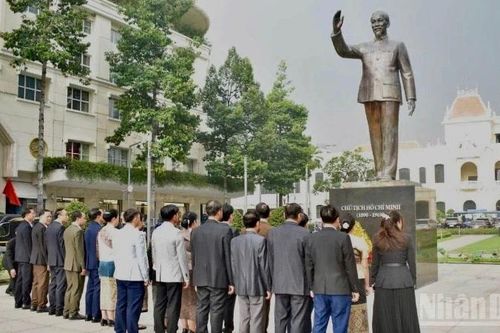 Đoàn đại biểu Đảng bộ, Chính quyền tỉnh Hủa Phăn dâng hoa tại Tượng đài Chủ tịch Hồ Chí Minh