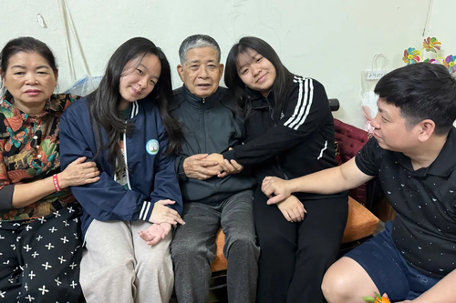 Hà Nội: Nhờ camera AI hỗ trợ cụ ông đi lạc về nhà an toàn