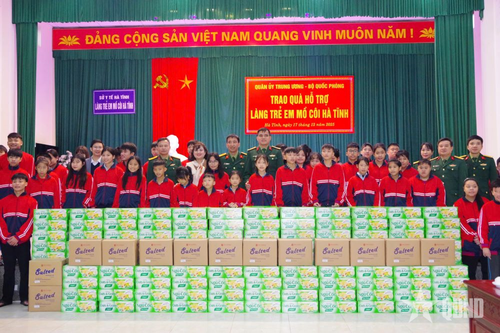 Quân ủy Trung ương - Bộ Quốc phòng hỗ trợ nhân dân tỉnh Hà Tĩnh 800 triệu đồng