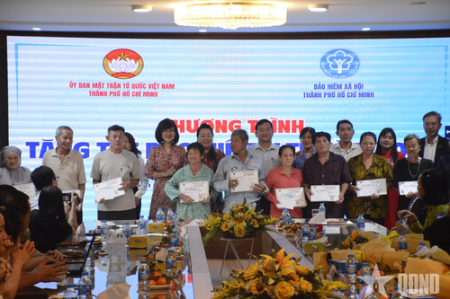 TP Hồ Chí Minh: Trao thẻ bảo hiểm y tế tặng bà con khó khăn với kinh phí gần 2,9 tỷ đồng