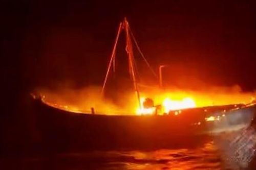 Cháy tàu trên biển, thuyền trưởng và 55 thuyền viên được ngư dân kịp thời cứu sống