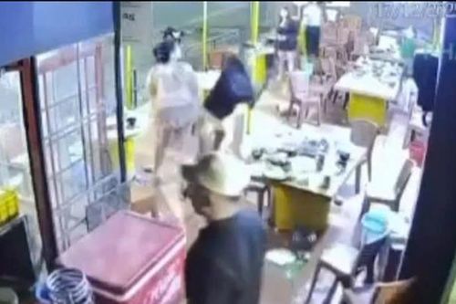 Mang mã tấu chém người ở quán nhậu, 1 người chết, 2 người bị thương