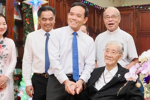 Bí thư Thành ủy TPHCM thăm, chúc mừng các cá nhân tiêu biểu dịp Giáng sinh