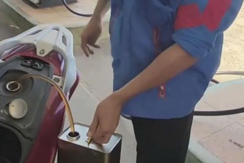 Cho thôi việc nhân viên cây xăng không nhận chuyển khoản, rút lại xăng đã bơm cho khách