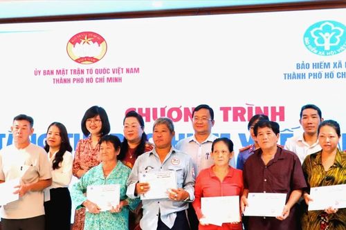 TPHCM: Tặng hơn 3.000 thẻ BHYT cho người có hoàn cảnh khó khăn