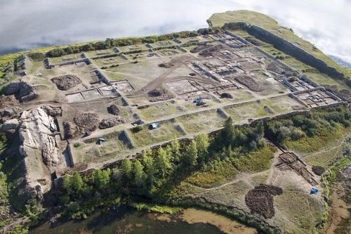Chiêm ngưỡng pháo đài ngàn tuổi huyền bí nổi lên giữa hồ nước Siberia