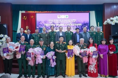 Trao thưởng Cuộc vận động viết và sưu tầm kỷ vật 'Tình yêu trong chiến tranh'