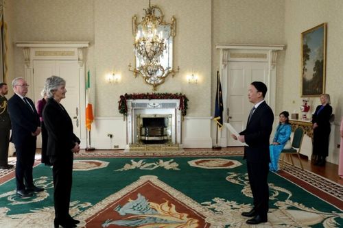 Đại sứ Phạm Toàn Thắng trình Thư ủy nhiệm lên Tổng thống Ireland