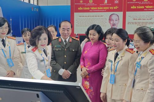 Triển lãm 'Tiên phong trong kỷ nguyên số' chào mừng Đại hội các tổ chức chính trị - xã hội trong CAND