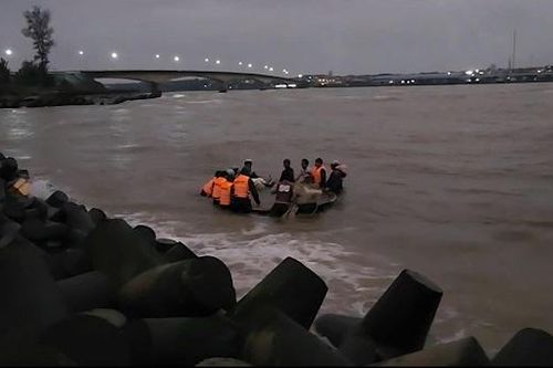 Liên tiếp hai vụ chìm thuyền khi vào cửa biển ở Quảng Trị, ngư dân an toàn