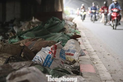 Chưa xử lý dứt điểm tình trạng rác thải tràn lan trên các tuyến đường vành đai Hà Nội