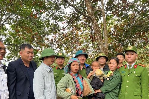 Bé trai 4 tuổi bị lạc qua đêm trong rừng