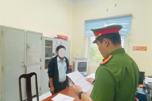 Người đàn ông ném gạch vào nhóm trẻ, khiến bé trai thương tích nặng ở vùng mặt