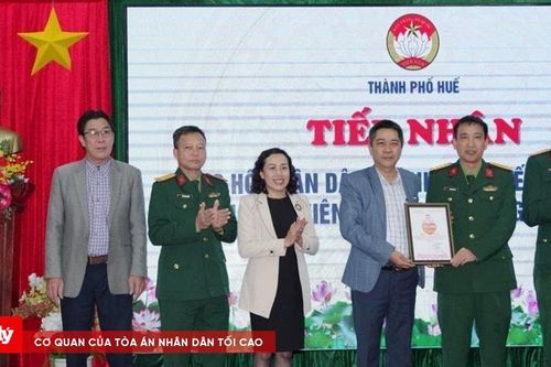 Quân đội trao 1.000 suất quà hỗ trợ người dân Huế