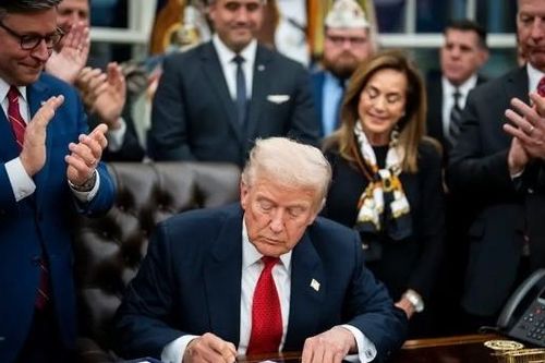 Tổng thống Trump ký số sắc lệnh kỷ lục, nhiều hơn cả 4 năm nhiệm kỳ đầu