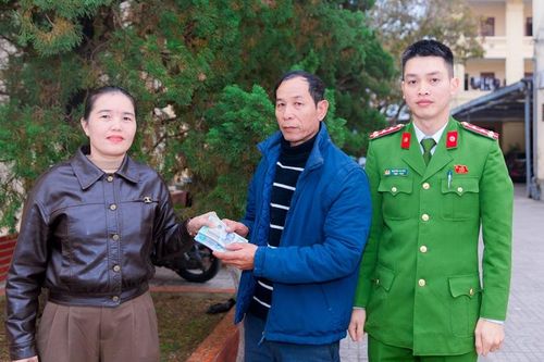 Nhặt được số tiền lớn, người phụ nữ tìm trả lại người mất