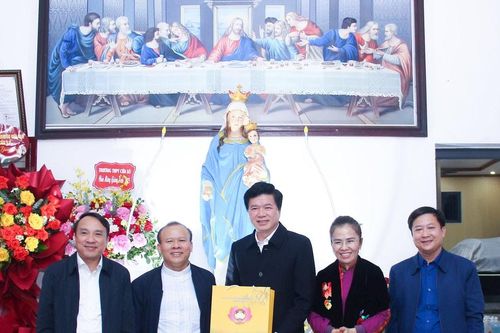 Phó Bí thư Tỉnh ủy Võ Thị Minh Sinh chúc mừng Giáng sinh Giáo họ Yên Trạch, phường Cửa Lò