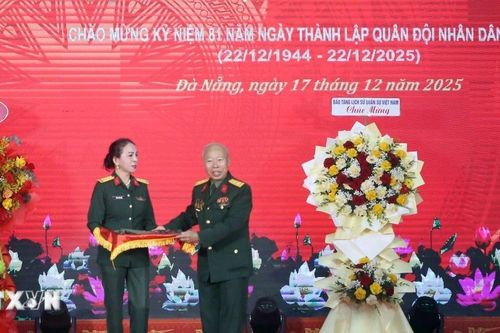 Hiến tặng hơn 200 kỷ vật kháng chiến cho Bảo tàng Quân khu 5