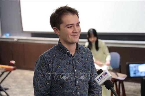 Người con xa xứ bắc 'Nhịp cầu Việt Nam' với thế giới