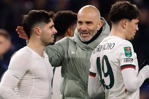 Phản ứng của HLV Maresca khi CĐV Chelsea hô vang tên tại Carabao Cup