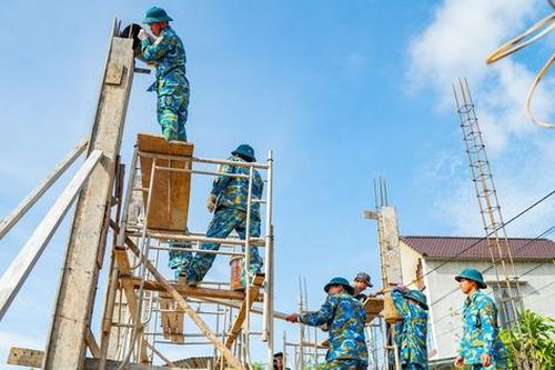 Chùm ảnh: Bộ đội thần tốc xây nhà cho người dân vùng lũ