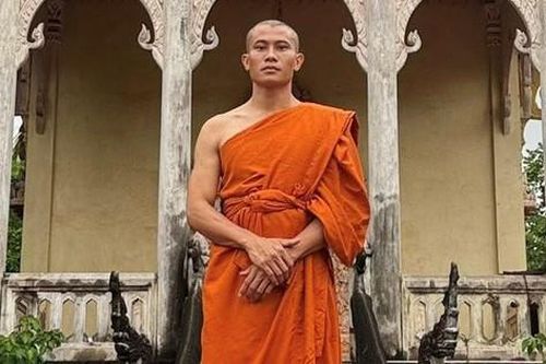 Anh Tạ của Mưa đỏ xuất hiện với hình ảnh lạ lẫm: Cạo trọc đầu, mặc áo nhà sư và đi chân trần